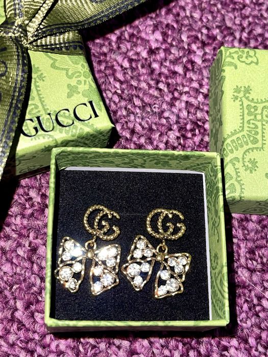 обеци гучи с панделка и кутия на марката старо злато златни gucci