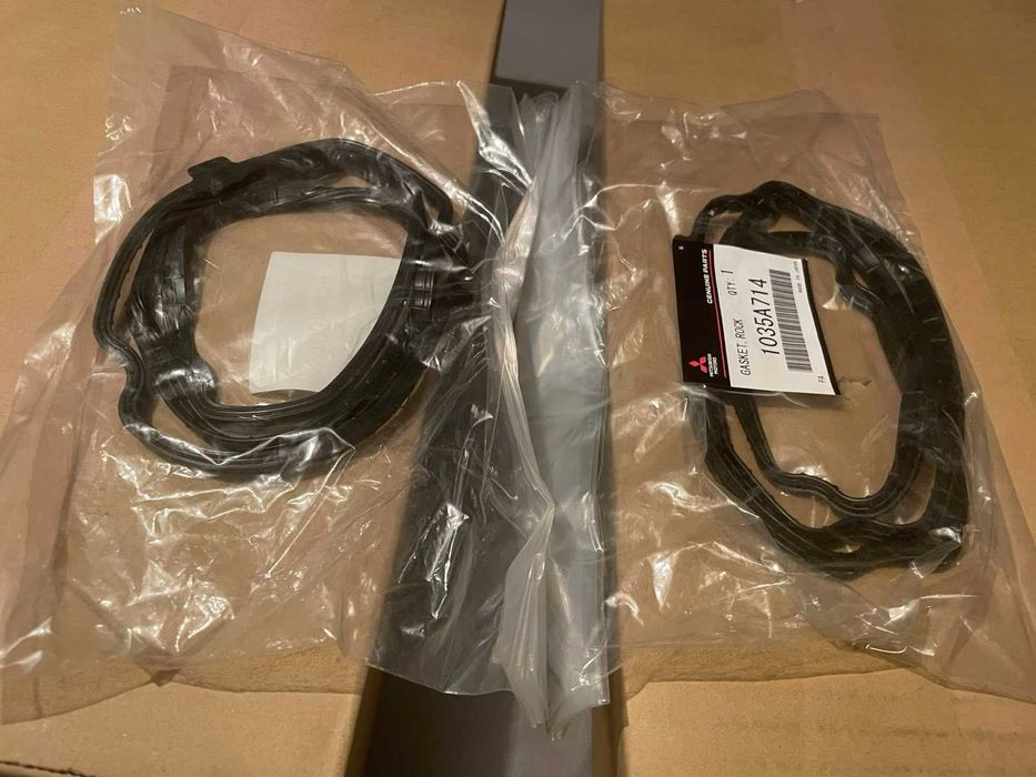 Капак за клапани Mitsubishi Outlander/Мицубиши Аутлендър - 2 бр. НОВИ