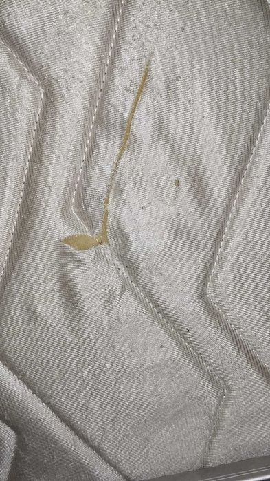 Матрац размерами примерно 2*1,6 метра