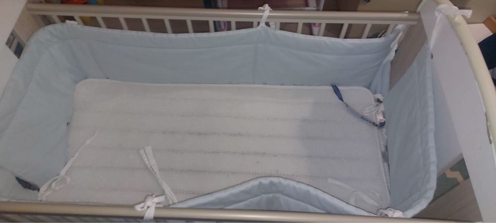 Patut bebelusi cu saltea si husa antisufocare + protectie laterala
