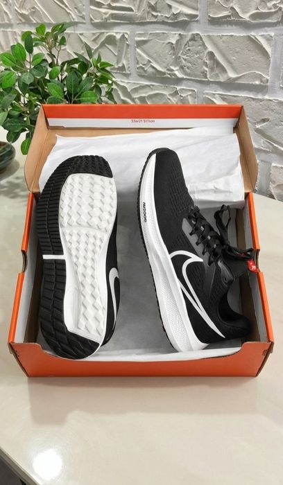 Продам кроссовки Nike