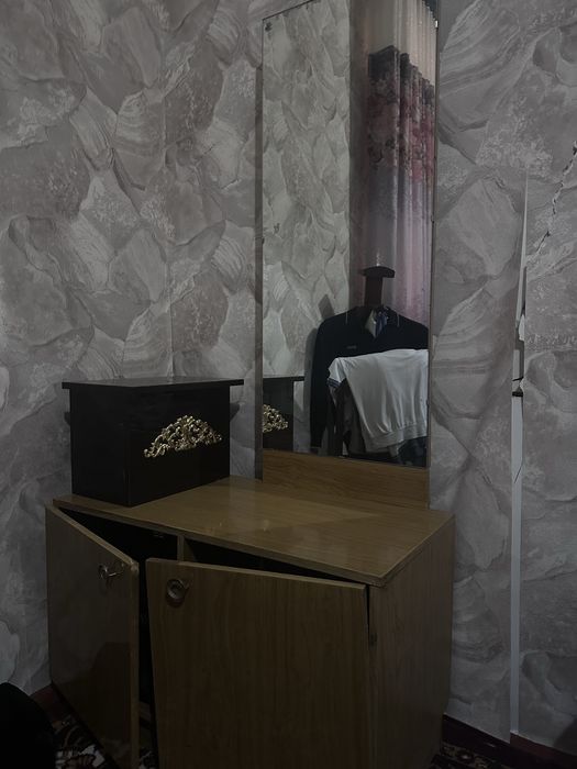 Трюмо в двумя дверьми и полками