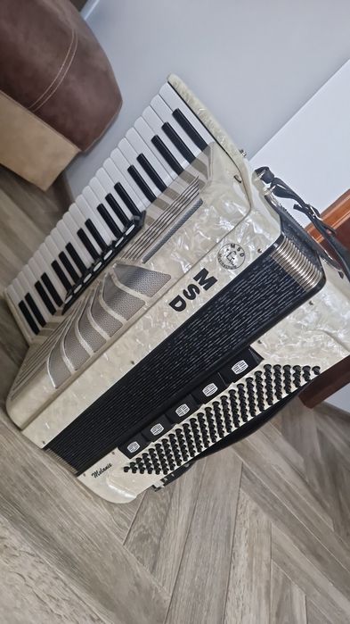 Vând acordeon în stare excelenta.
