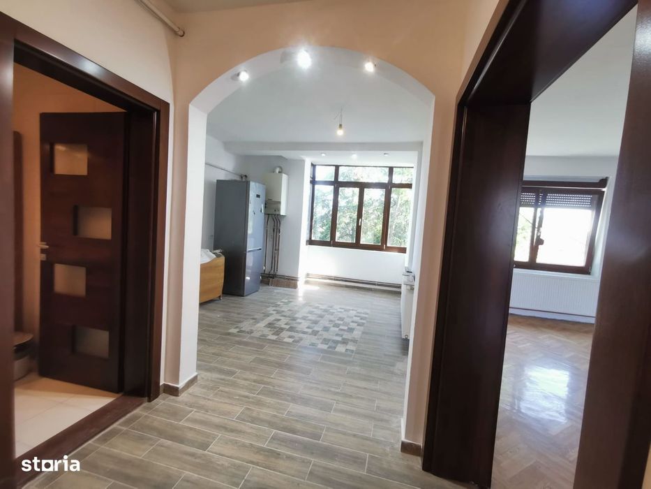 Apartament spatios 136 mp utili cu garaj ,terasă , balcon si boxa.