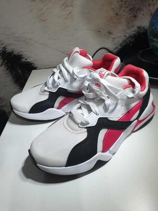 Adidasi Pepe Jeans, Asics noi si Puma purtati.