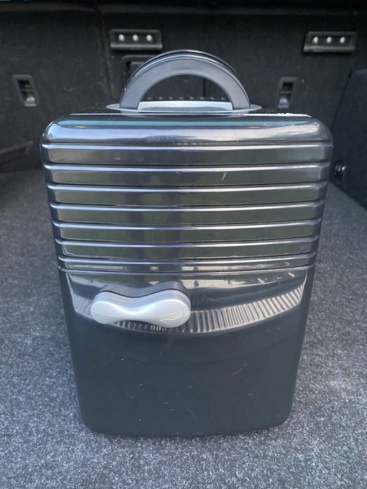 Мини хладилник за автомобил.