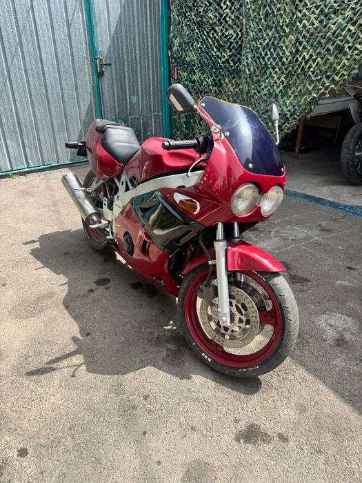 Yamaha fzr400.  .