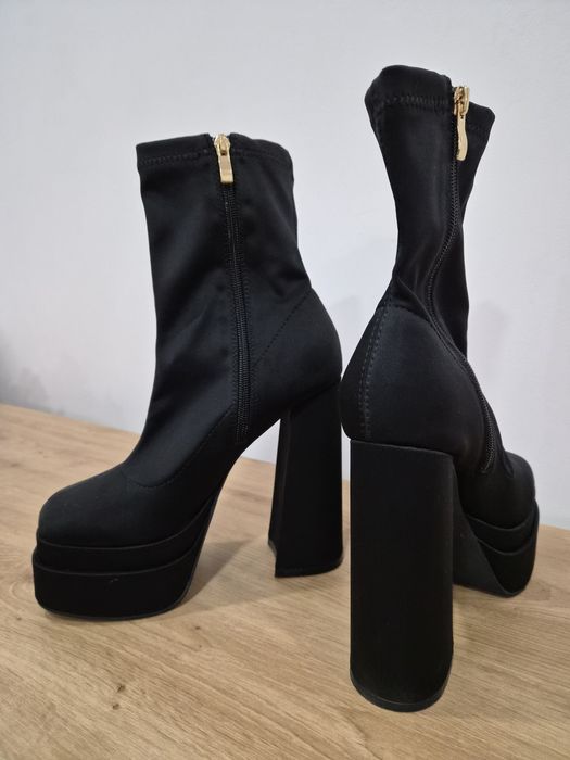 Дамски къси ботуши с платформа  и висок ток