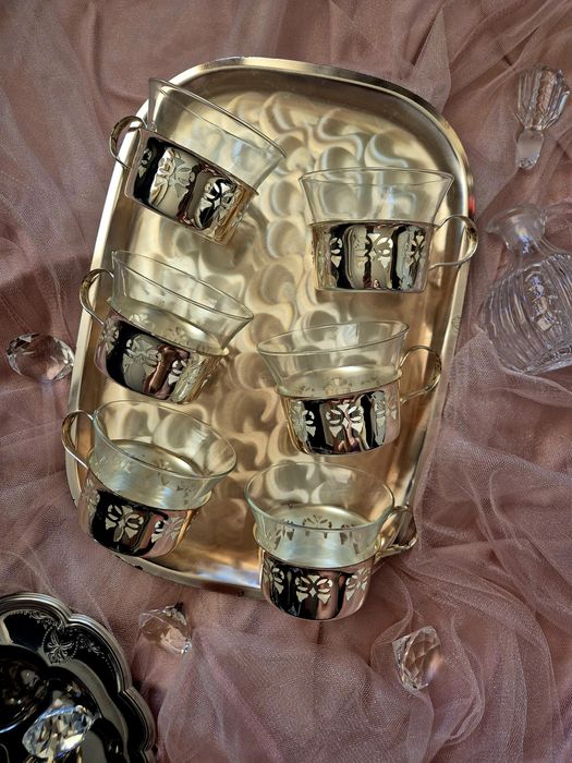 Посребрен поднос с шест чаши