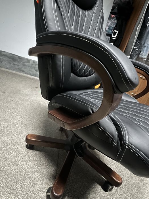 Продаю кресло коженное