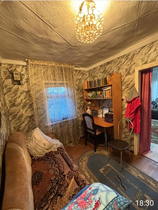 Два дома на одной ограде