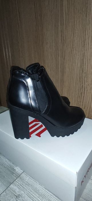 Обувки с ток     .