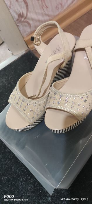 Продам босаножки