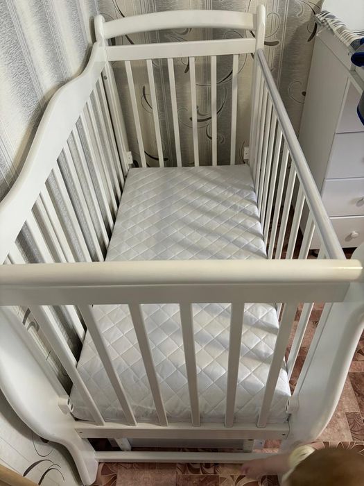 Детская кроватка и стол