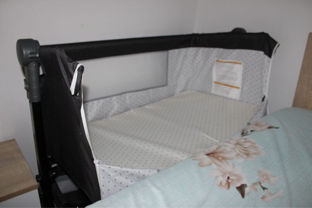 Vând Pătuț bebeluș co-sleeping cu roți și spațiu depozitare