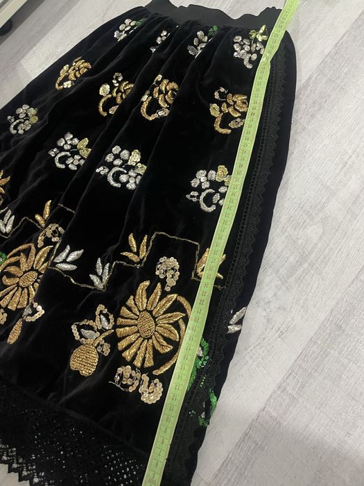 Valnic costum popular cu fir auriu