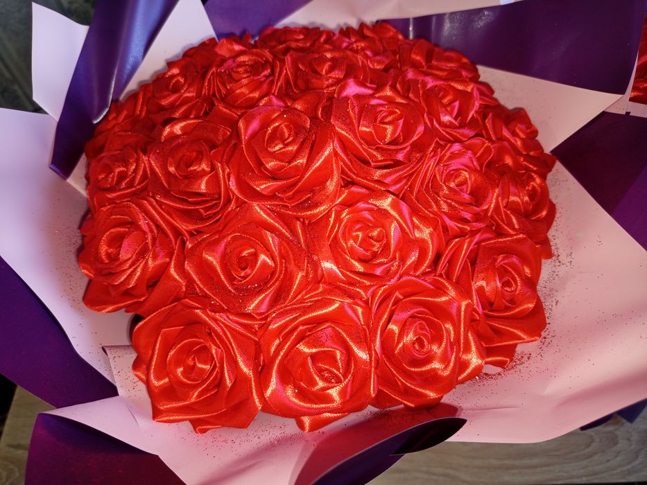 Букет из атласных роз