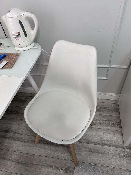 Стол кухонный  и 4 стула