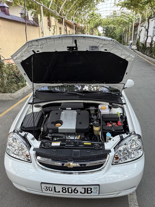Lacetti 1.8 sotiladi