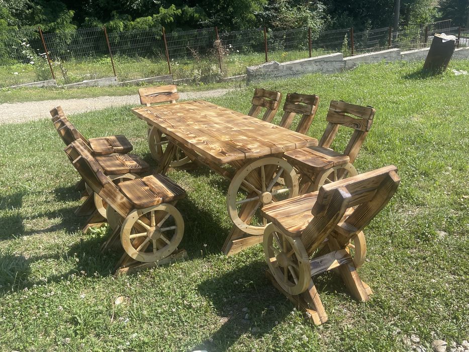 Masa din lemn masiv cu roata