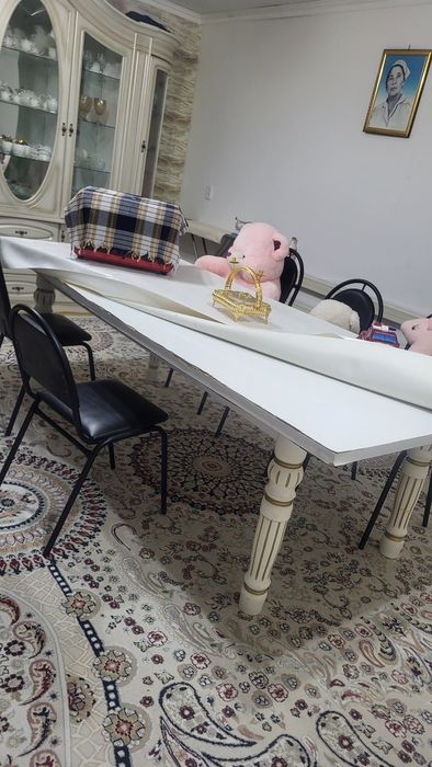 Стол аяғы бөлінеді