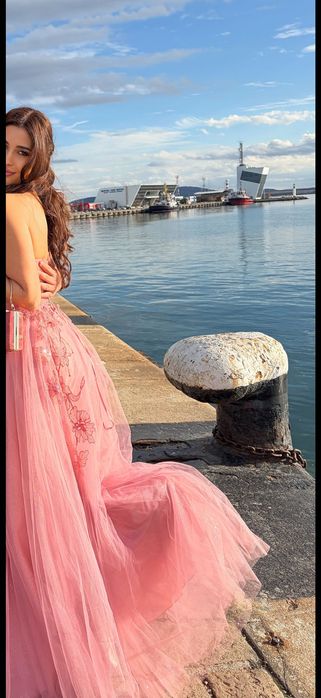 Официална рокля, носена