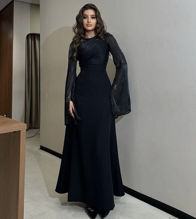 Вечернее платье очень коасивое, черного цвета