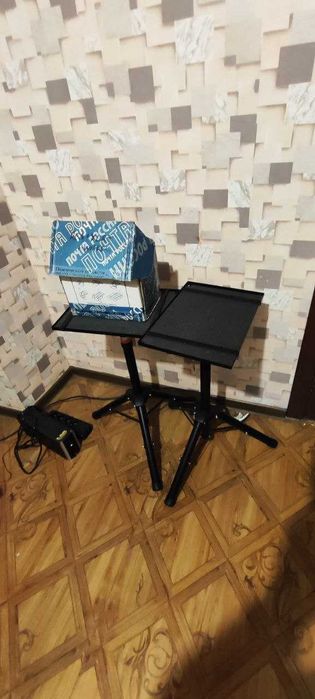 Напольная стойка PN502M с подставкой, до 15 кг