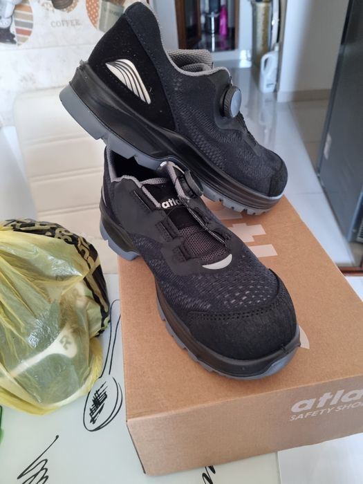 Vînd 2 perechi pantofi pentru munca  noi cu fier  în bot