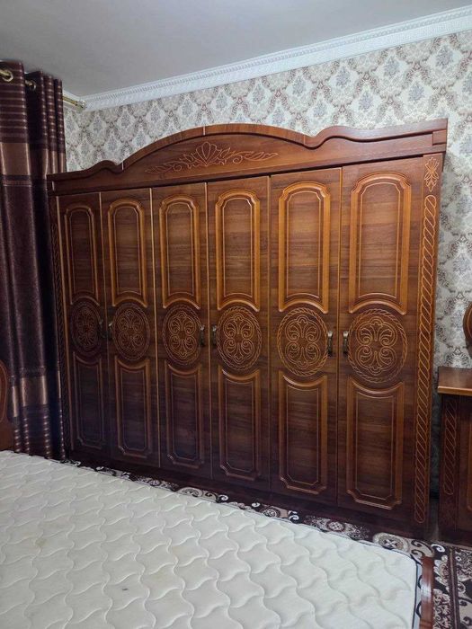 Спални мебел (гарнитур) сотилади