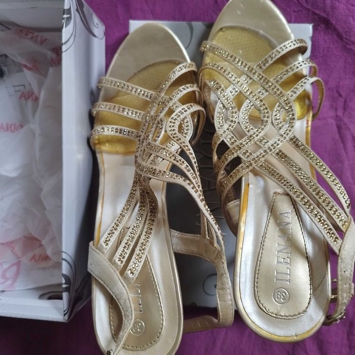 Елегантни дамски обувки с висок ток,нови.