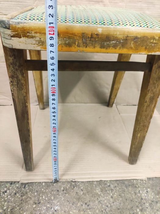 Продавам две стари табуретки: дървена и пластмасова