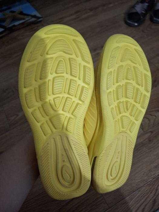 Красовки Nike желтая