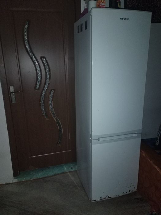 Vând frigider Artic