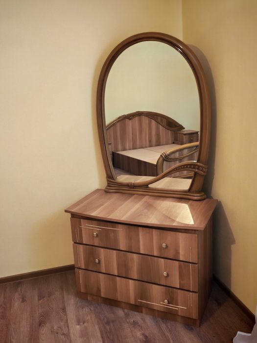 Set complet mobilier dormitor – Șifonier, pat matrimonial și comodă cu oglindă (NEGOCIABIL)