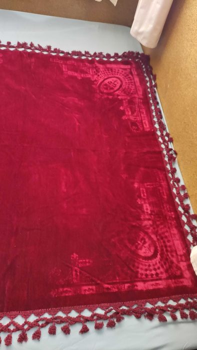 Тежка кадифена покривка за маса с фестони