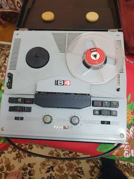 magnetofon tesla b4