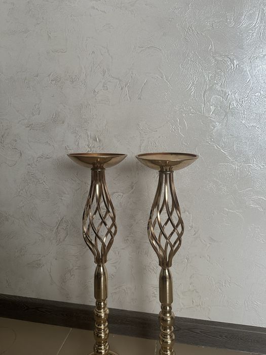 Вазы золотистого цвета, подставка для цветов