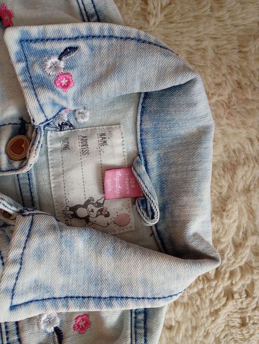 Vând adidași,ofer gratis gecuta și pantalonii