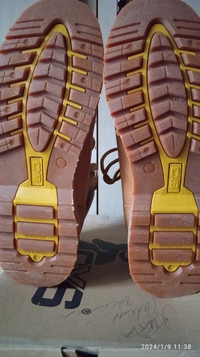 Нови мъжки обувки от естествена кожа.