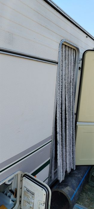 Rulota înmatriculată doua corturi mover baterie super utilata asig. valabila gata de plecare fiscal pe loc încălzire pe gaz frigider pe gaz, 220v 12v