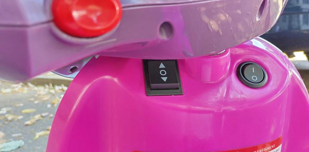 Scuter electric (jucărie) pentru copii cu vârsta între 3 și 6 ani