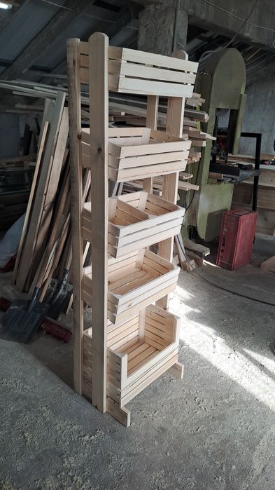 Стелажи от масивна дървесина