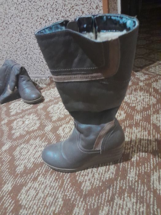 Продаю кожаные сапоги, не дорого.