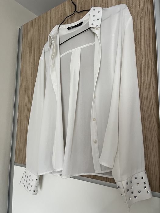 Бяла риза с камъчета зара