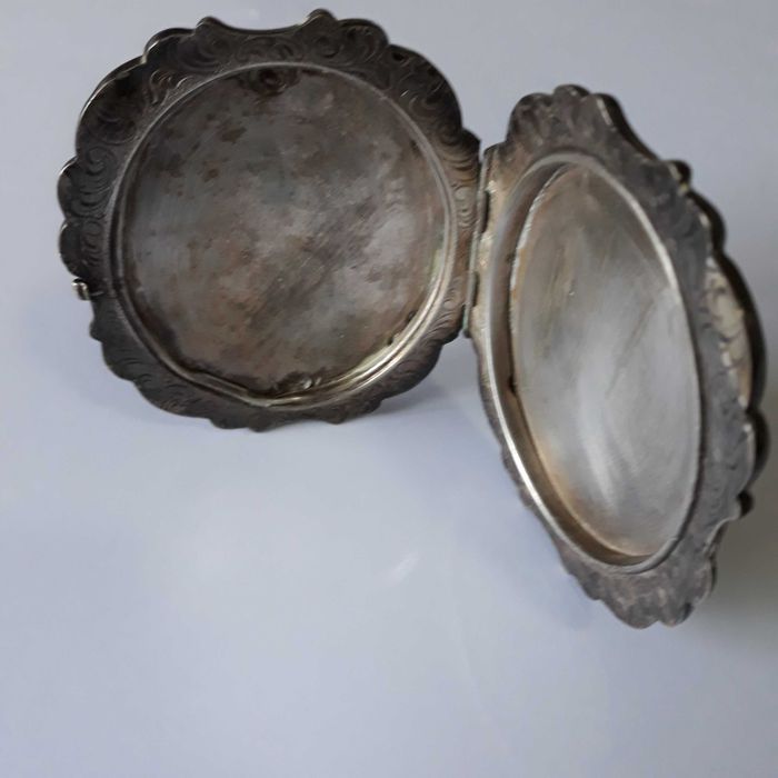 Pudrieră argintată