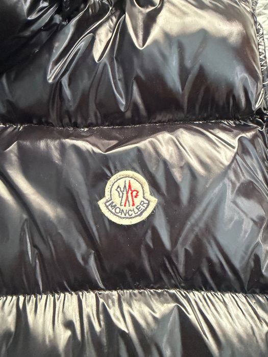 Елек на Moncler Real закупен от от магазин на Moncler в Холандия носен е няколко пъти но е много запазен за повече информация на лс!