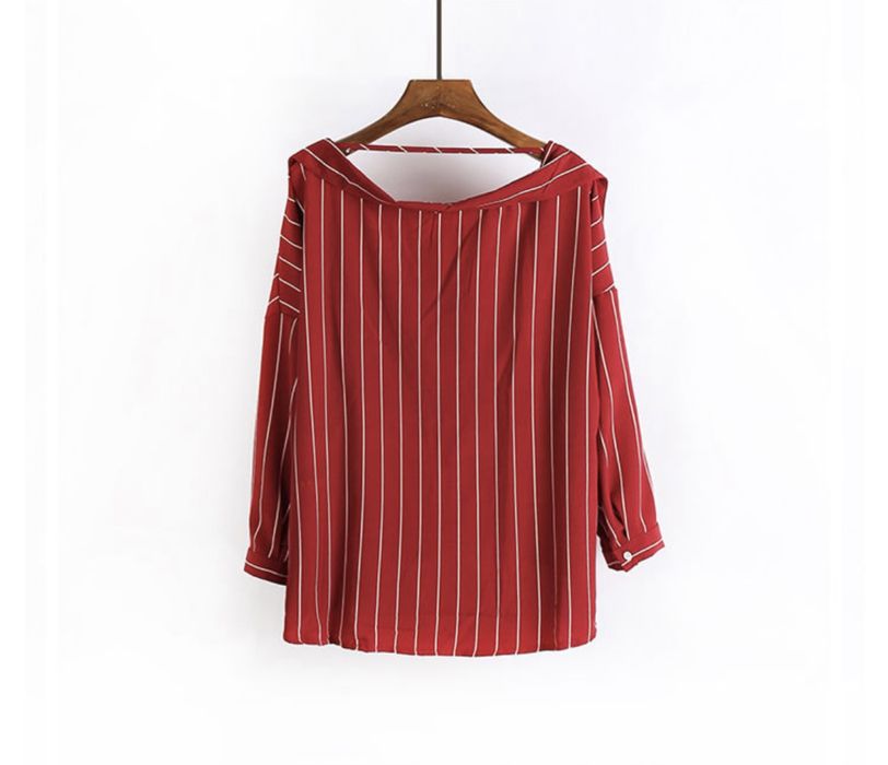 красная рубашка с белыми полосками