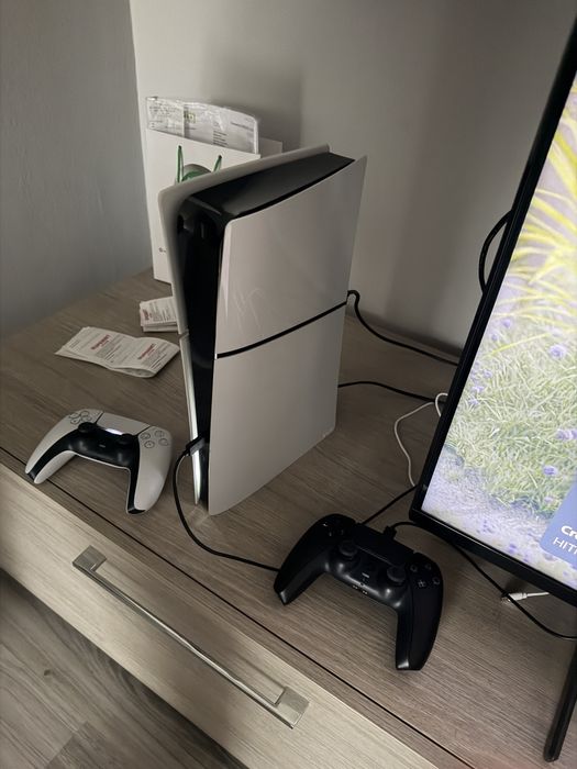 Se vinde PS 5  care funcționează impecabil,conține jocuri deja destule