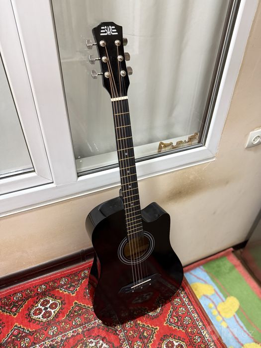 Gitara sotiladi.